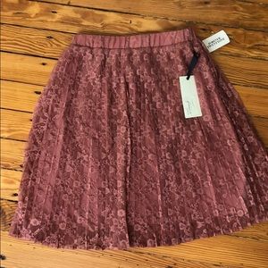 Lace pleated skirt